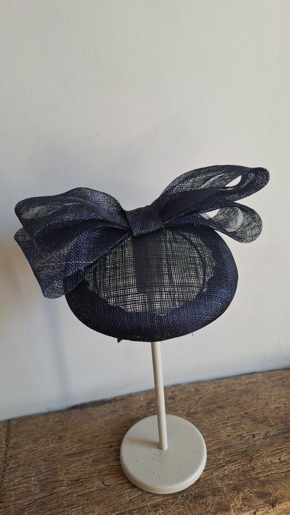 Blauw fascinator, Kleding | Dames, Hoeden en Petten, Ophalen of Verzenden, Nieuw, One size fits all