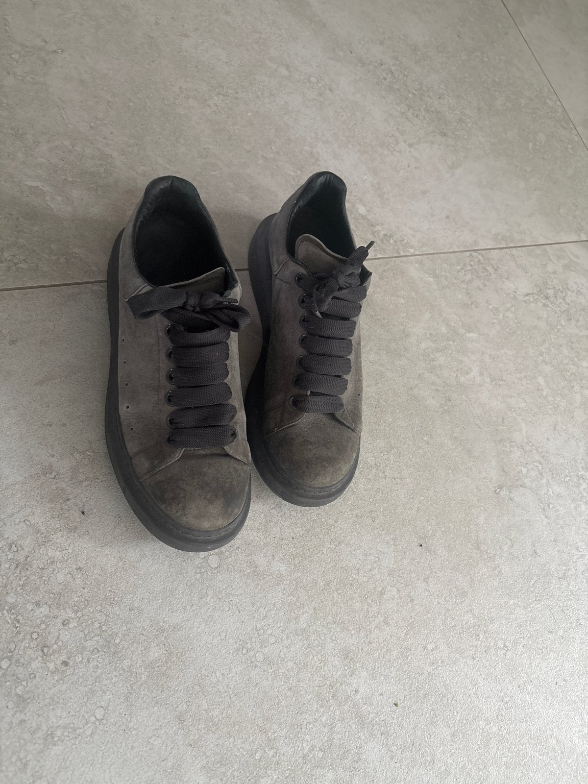 Gedragen grijze alexander mcqueens, Kleding | Dames, Ophalen of Verzenden, Gedragen, Grijs, Sneakers of Gympen