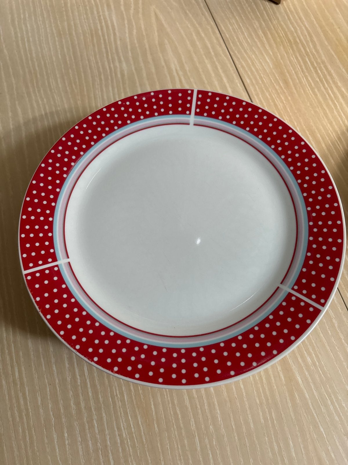 Servies: 8 diepe en 8 platte borden met stippen, Ophalen, Gebruikt, Keramiek, Bord(en)