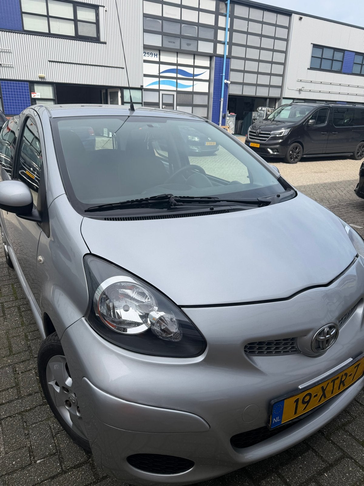Toyota Aygo 1.0 12V Vvt-i 5DRS 2011 Grijs, Auto's, Voorwielaandrijving, 4 stoelen, 68 pk, Bedrijf
