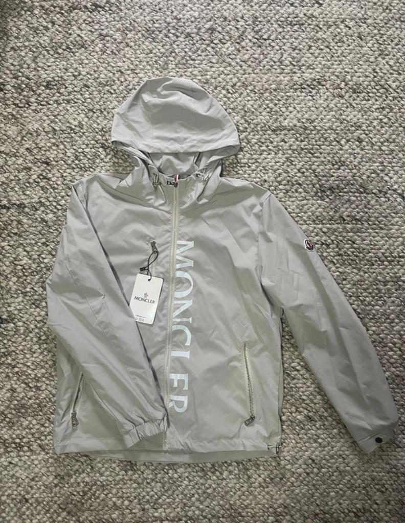 Moncler Windbreaker - Nieuw met labels, Ophalen of Verzenden, Nieuw, Maat 52/54 (L), Grijs