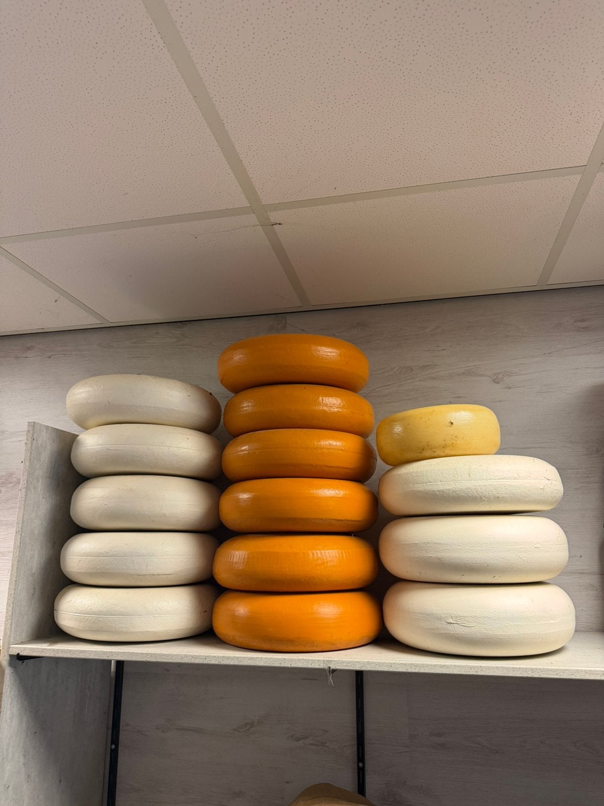 Kaas dummy nepkazen te koop wit, oranje en geel, Ophalen