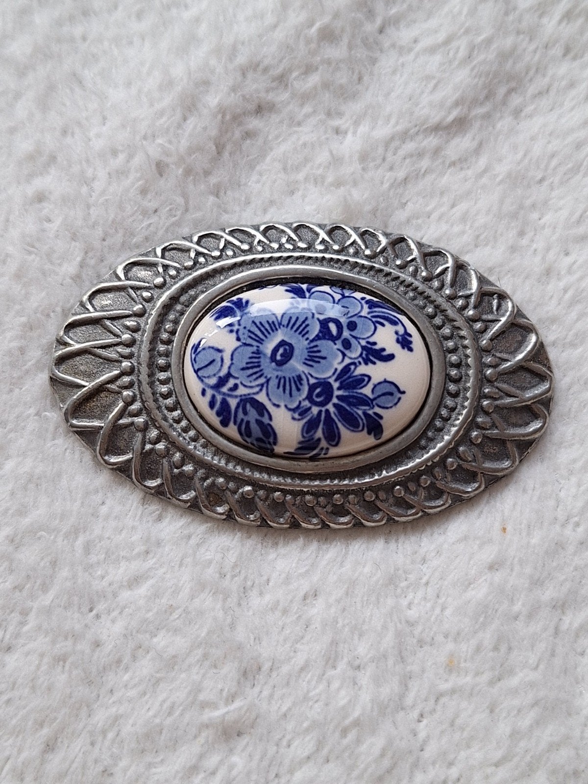 Antieke broche 94% tin met Delfts blauw decor, Overige materialen, 4 tot 7 cm, Gebruikt, Blauw