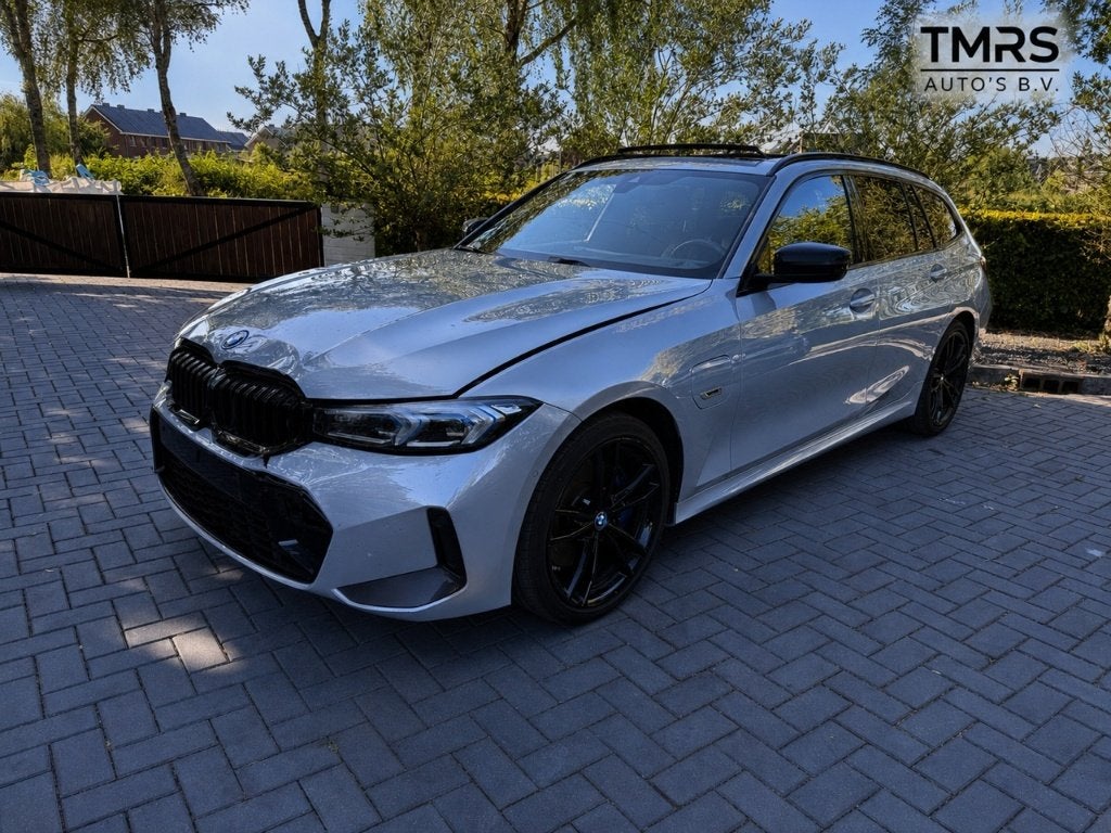 BMW 3-SERIE BMW 330E TOURING M SPORT PANORAMA HUD Trekhaak!, Auto diversen, Stationwagon, Hybride Elektrisch/Benzine, Zilver of Grijs