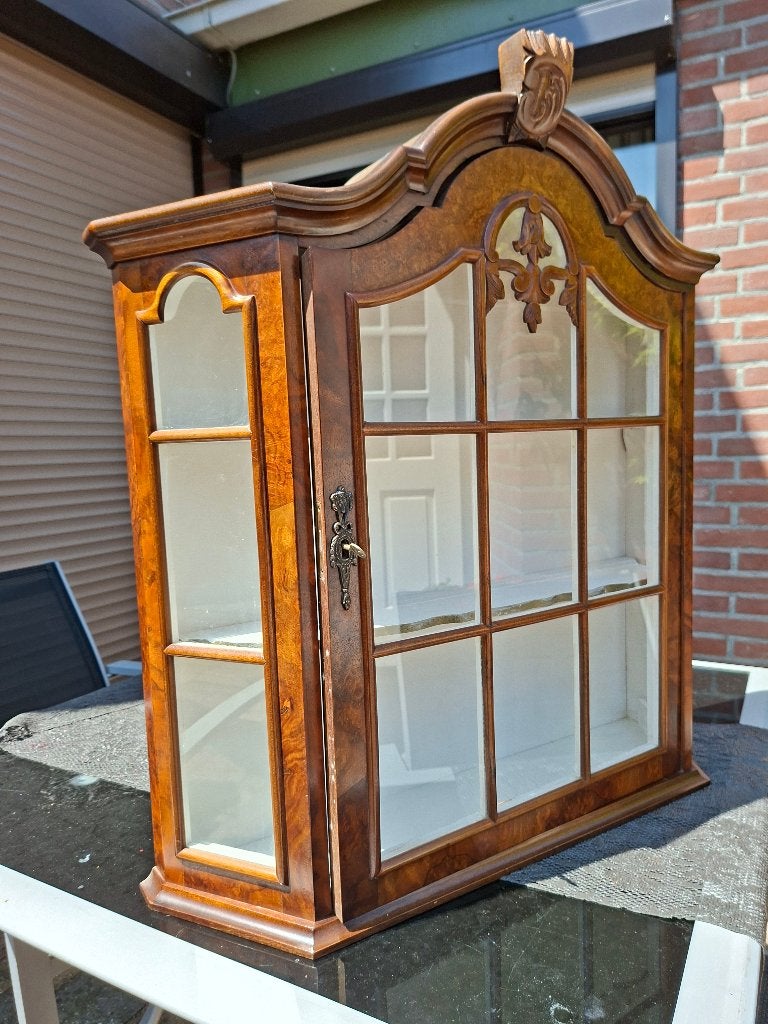 Vitrinekastje wortelnoten, Ophalen