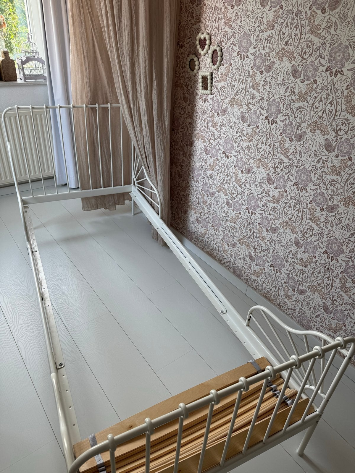 IKEA MINNEN Uitschuifbed Wit met Lattenbodem en Matras, Kinderen en Baby's, Ophalen, Gebruikt, 70 tot 85 cm, Lattenbodem