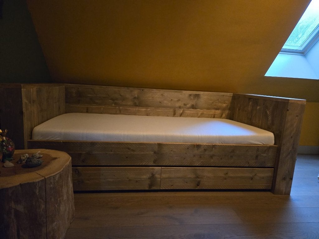 Steigerhouten kajuitbed, Ophalen, 85 tot 100 cm, Zo goed als nieuw, Lattenbodem