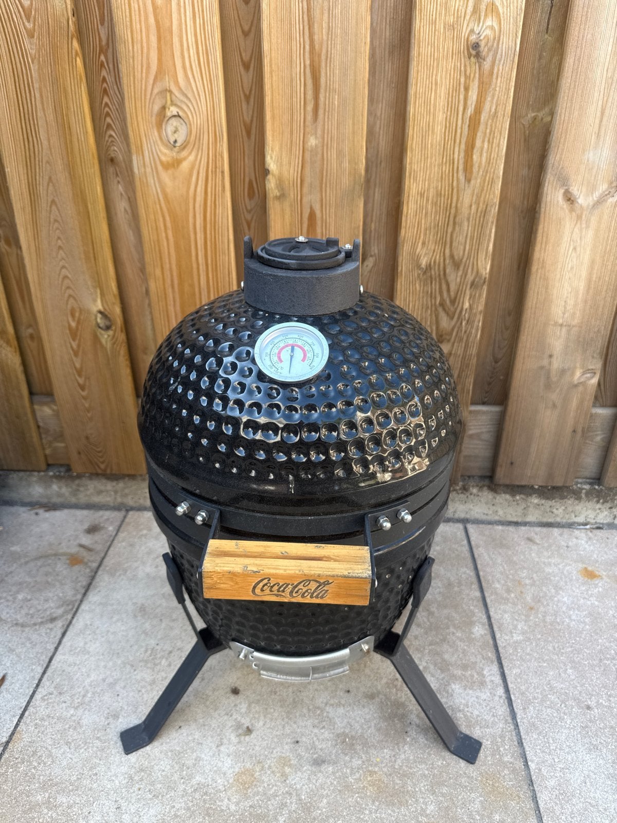 Compacte Coca-Cola Kamado BBQ - Perfect voor kleine ruimtes, Ophalen, Gebruikt