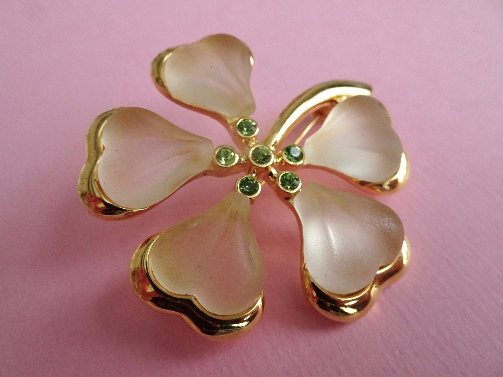 jwg Vintage 70s bloem broche transparant glas steen goud klr, Verzenden, Overige materialen, Broche, Verguld