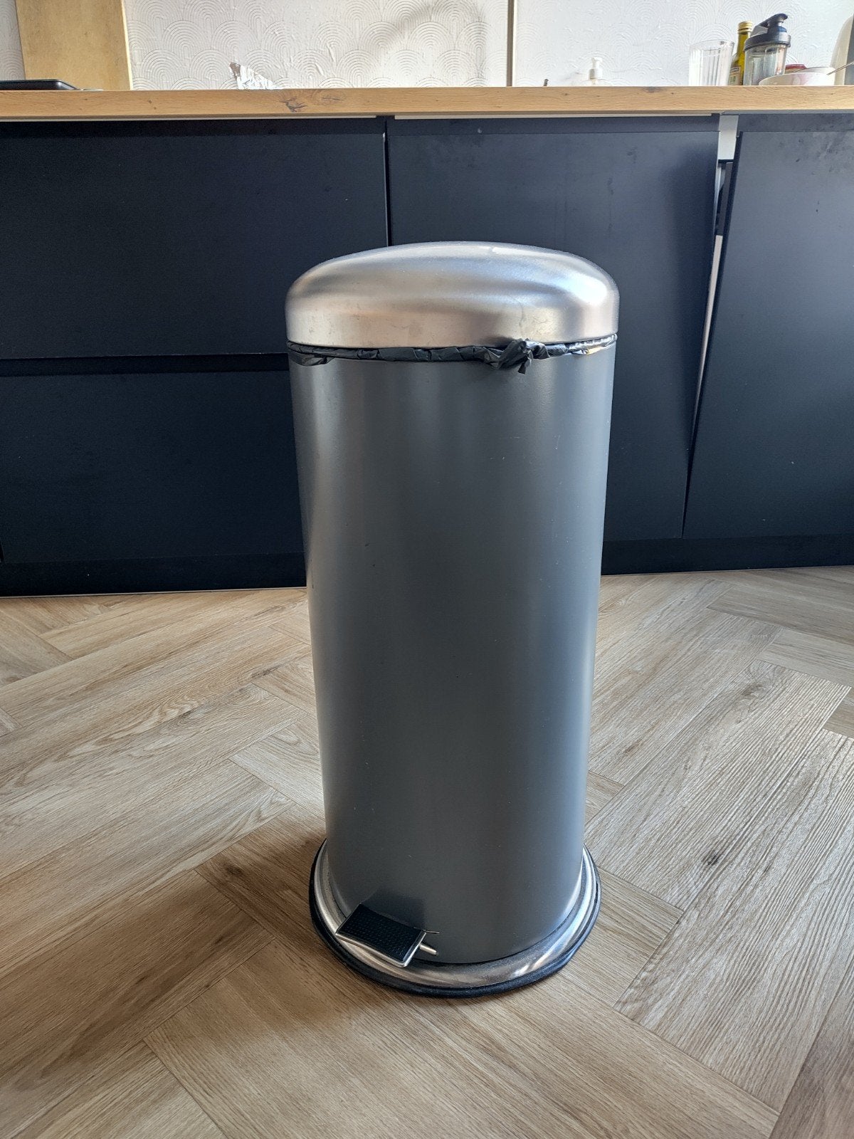 Grijze pedaalemmer met zilveren deksel IKEA, 40 liter of meer, Ophalen, Gebruikt, Met pedaal