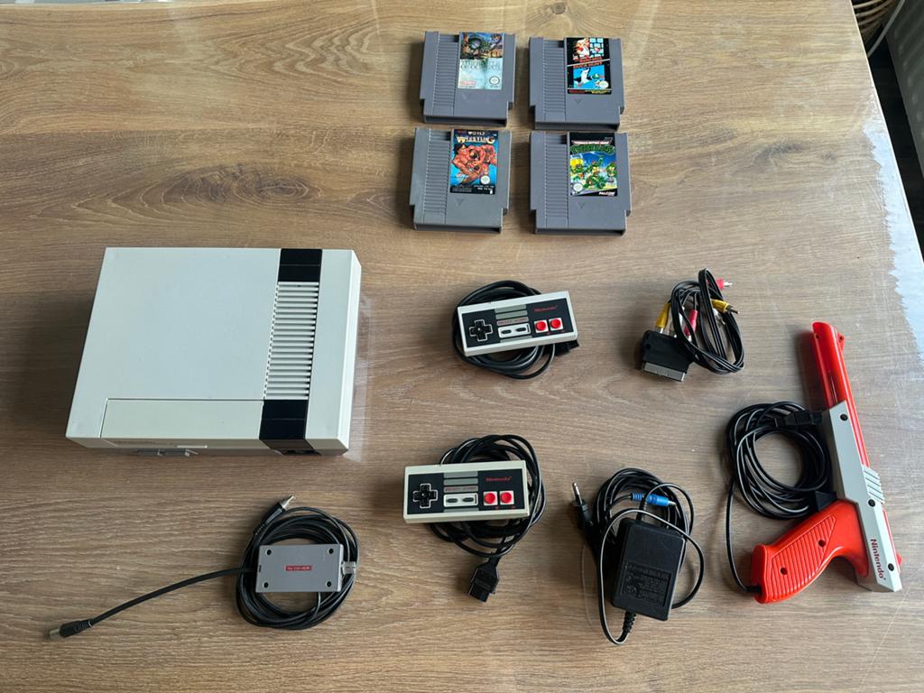 Nintendo NES met 4 spellen, 2 controllers, zapper en kabels, Spelcomputers en Games, Spelcomputers | Nintendo NES, Ophalen, Gebruikt