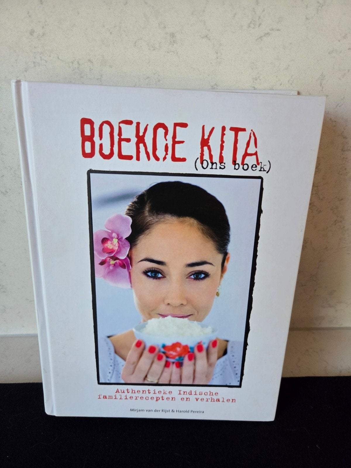 Boekoe Kita - Authentieke Indische familierecepten, Boeken, Ophalen of Verzenden, Zo goed als nieuw, Azië en Oosters