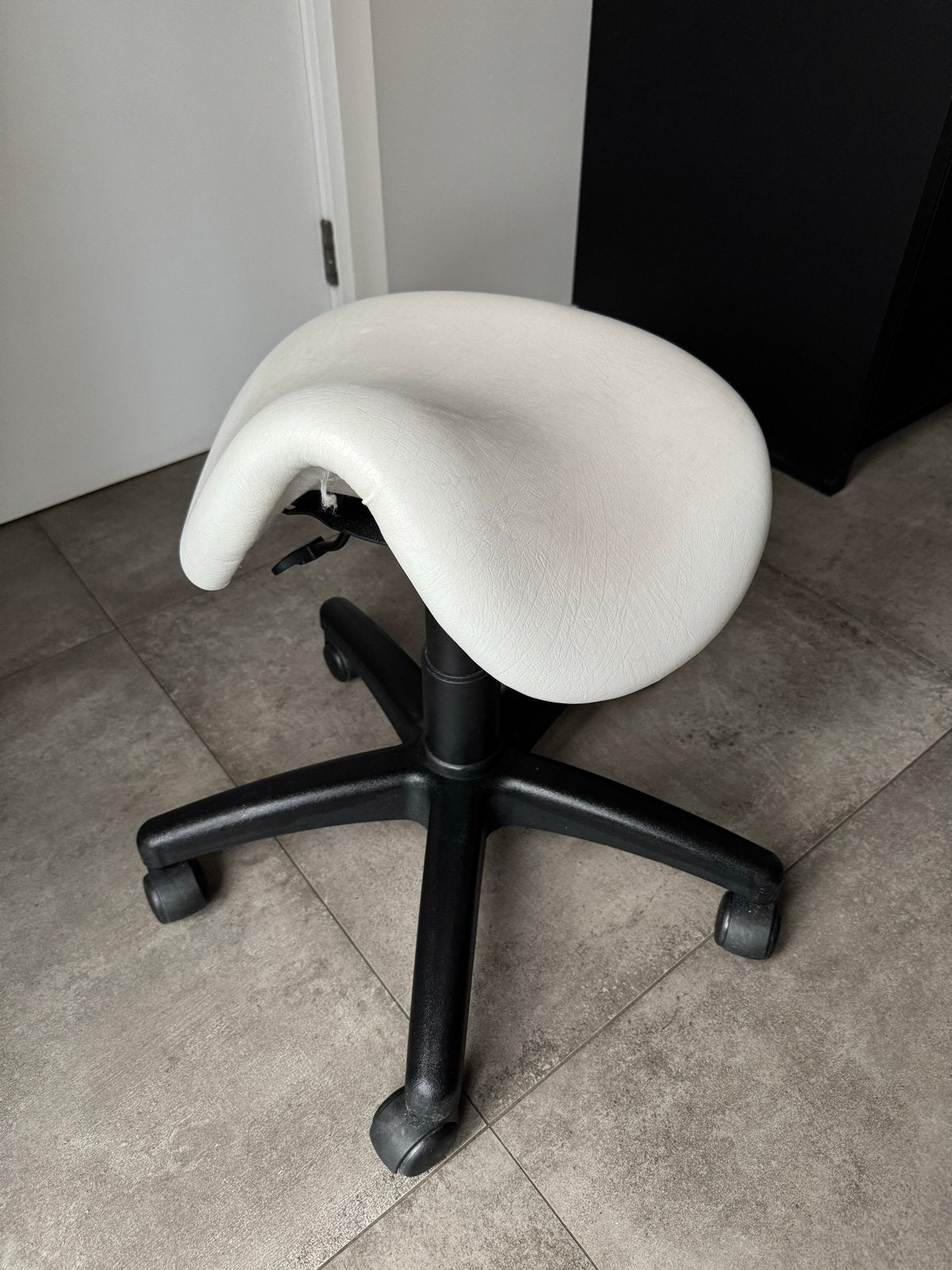 Witte ergonomische zadelkruk op wieltjes, Ophalen, Gebruikt, Wit, Bureaukruk