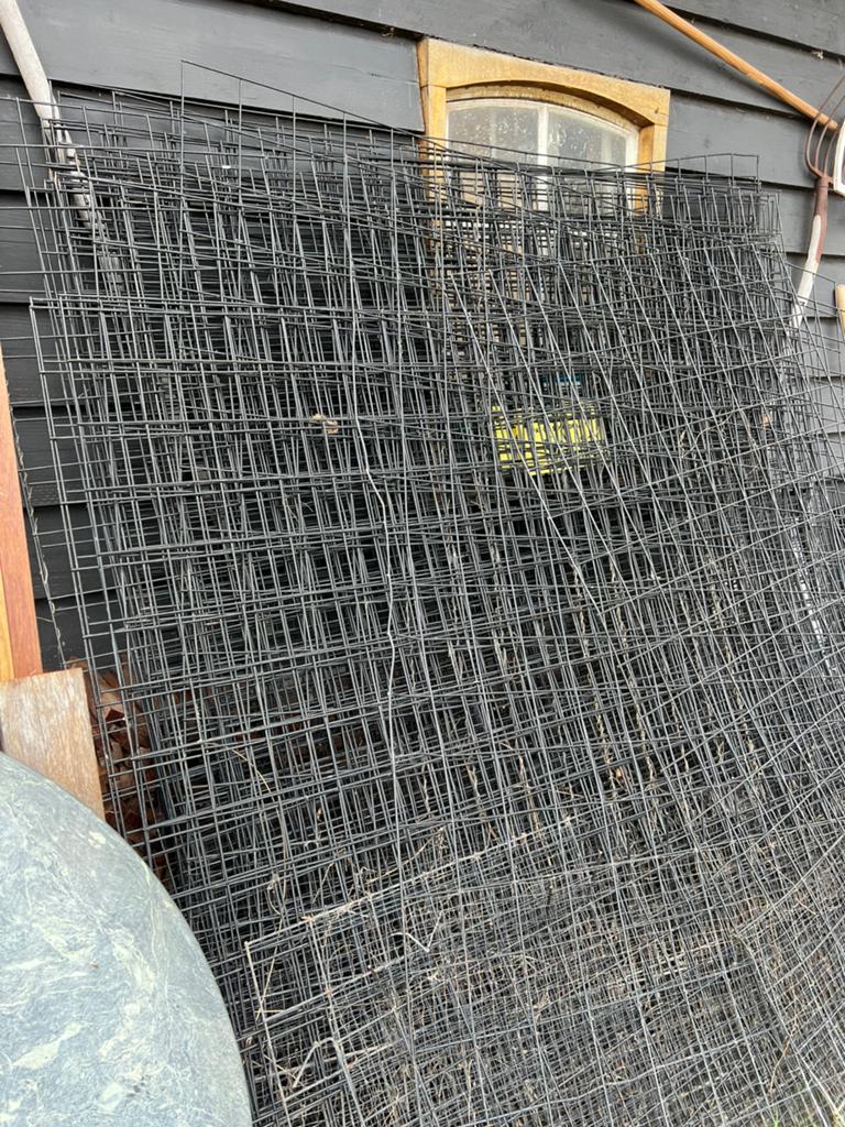 Hekwerk van hardhout hoog 2 / 2.5 m lang 45m gaas1.8 x 1.8, Ophalen, Met poort, Gebruikt, Overige typen