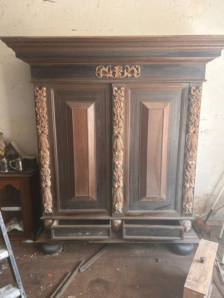 Antieke houten kast met sierlijk houtsnijwerk, Ophalen of Verzenden