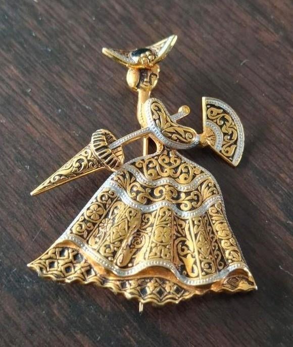 Vintage Broche Danseres Goudkleurig, Overige materialen, 4 tot 7 cm, Ophalen of Verzenden, Zo goed als nieuw