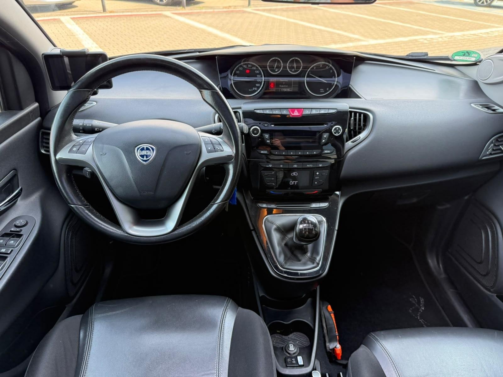 Lancia Ypsilon 0.9 TwinAir Platinum *Schuif-/Kanteldak & Cru, Voorwielaandrijving, Euro 5, 86 pk, Gebruikt