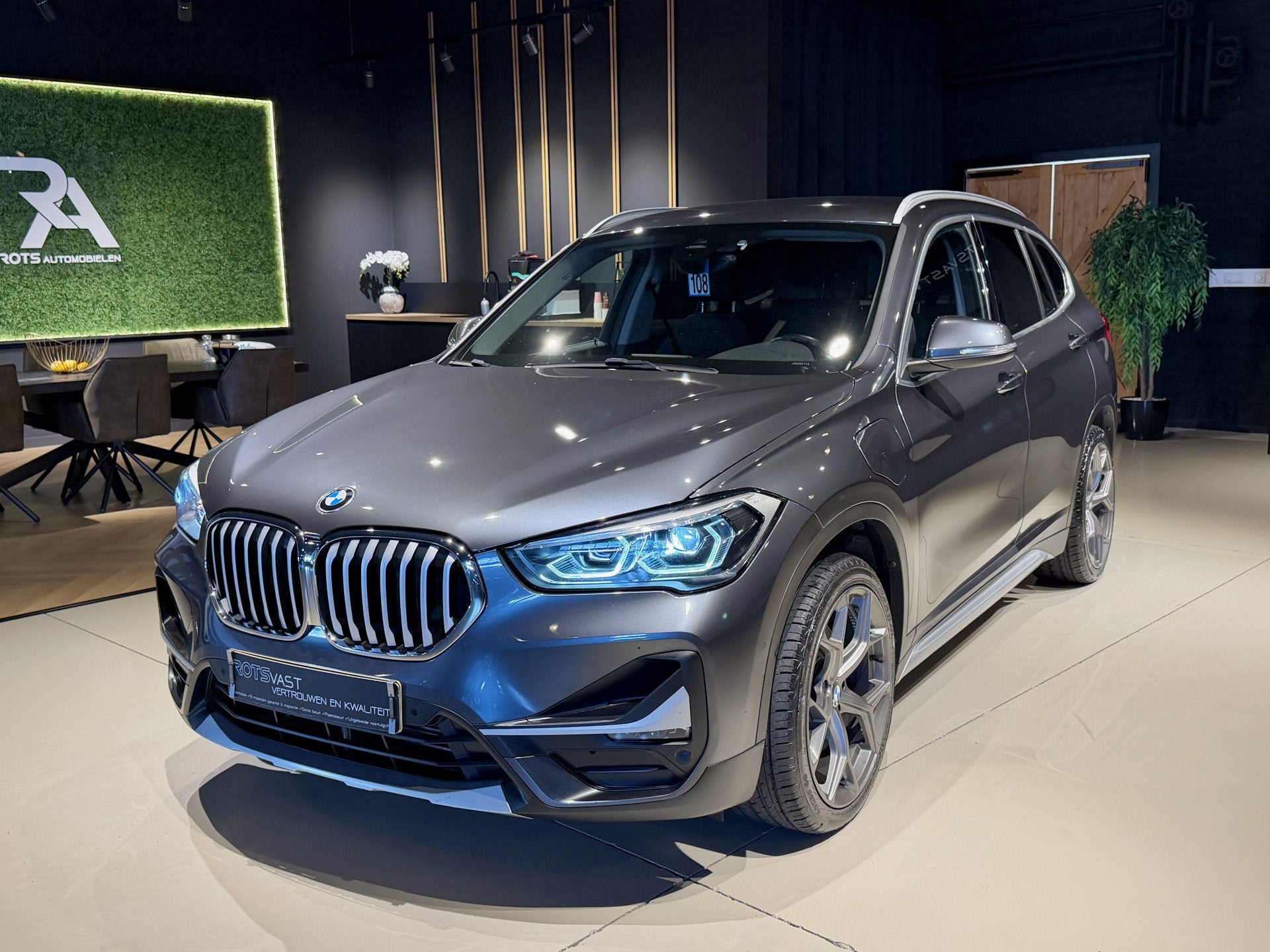 BMW X1 xDrive25e Aut Navi|Camera|LED|Leer Plug-IN!, Dealer onderhouden, Gebruikt, Met garantie (alle), Bedrijf