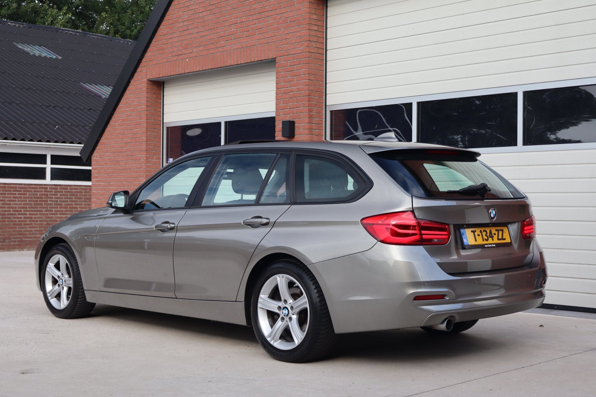 BMW 3-serie Touring 318i Panorama schuif- kantel dak - Afnee, Gebruikt, 1445 kg, Handgeschakeld, 19 km/l