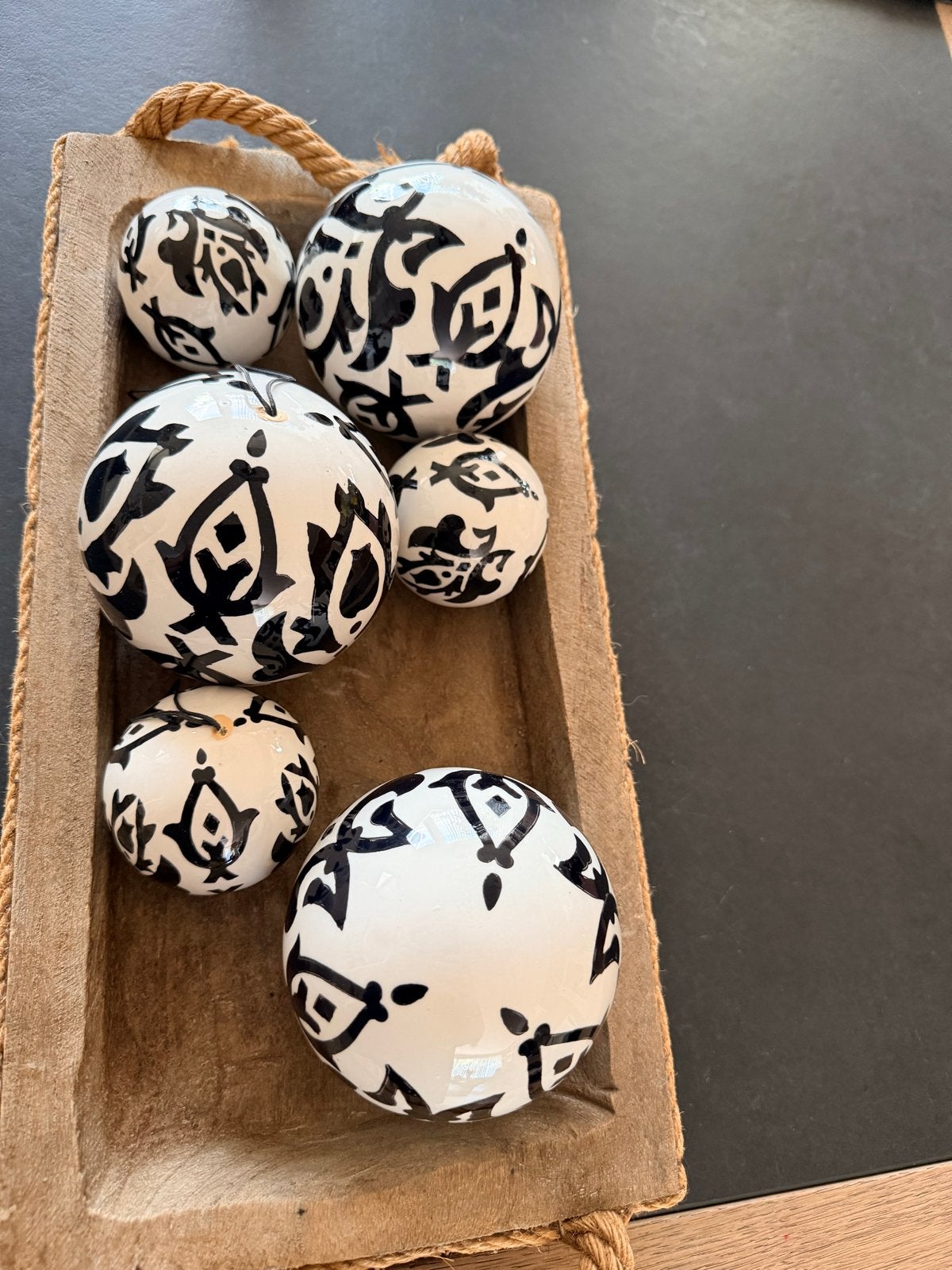 Houten plateau met 6 porseleinen decoratieballen, Huis en Inrichting, Woonaccessoires | Overige, Hout, Gebruikt, Meerkleurig, Ophalen of Verzenden