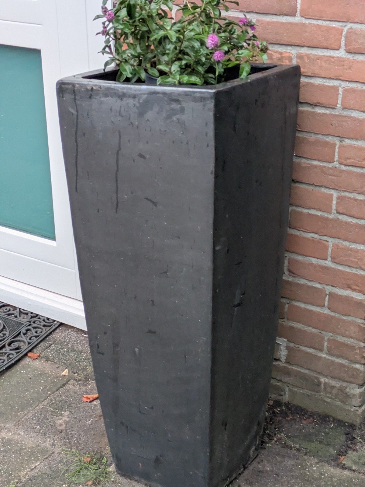 Hoge zwarte, zware stenen plantenbak 95cm hoog, Tuin en Terras, Ophalen, Steen, Gebruikt, Balkon
