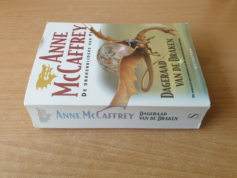 Anne McCaffrey - Dageraad van de Draken, Ophalen of Verzenden, Gelezen, Anne McCaffrey