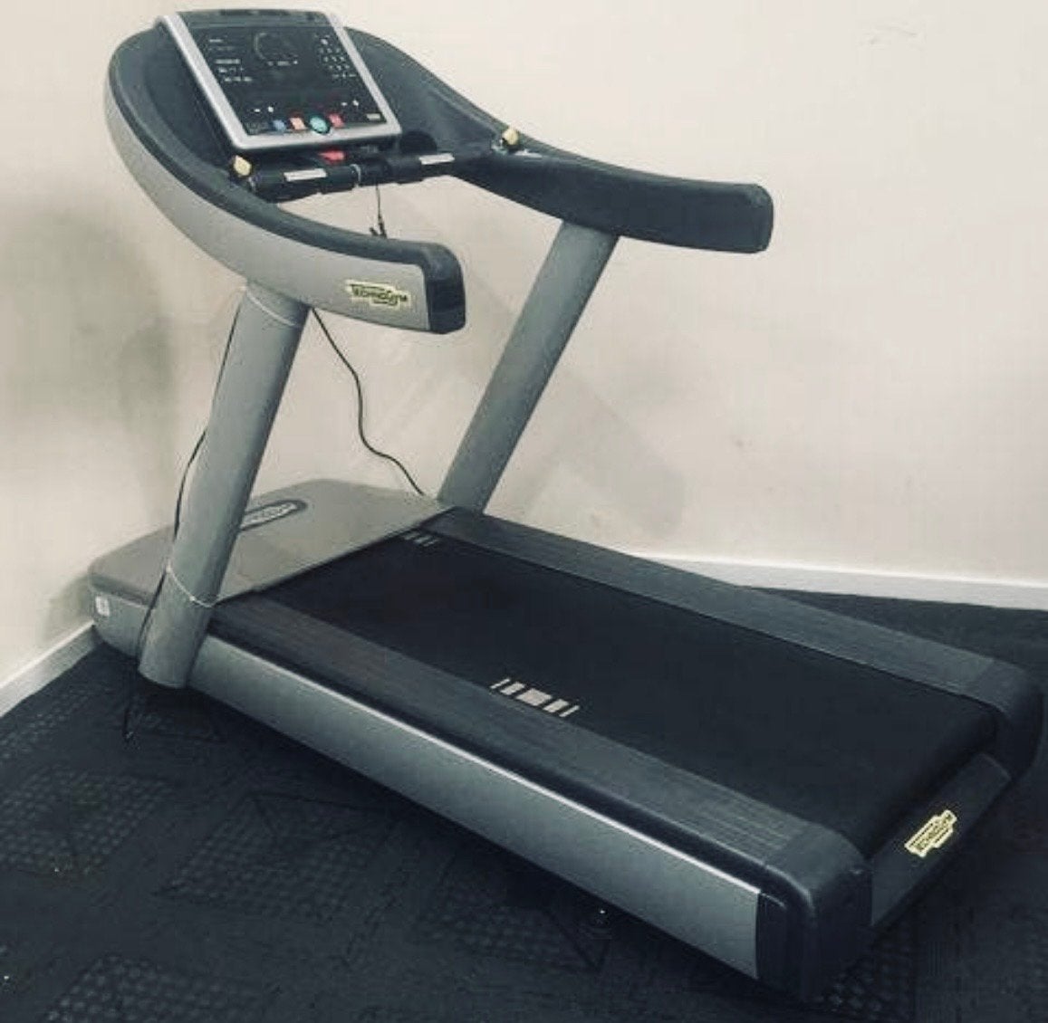 TECHNOGYM EXCITE 700 RUN NOW LOOPBAND, Sport en Fitness, Ophalen, Gebruikt, Benen, Overige typen