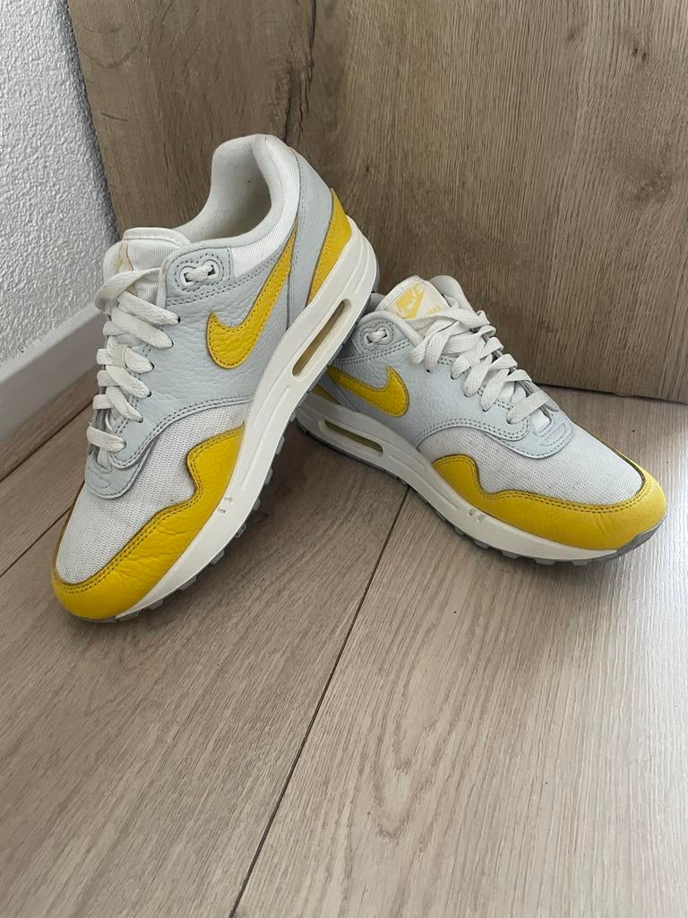Nike Air Max 1 Geel/Wit - Maat 40,5, Kleding | Dames, Schoenen, Ophalen of Verzenden, Zo goed als nieuw, Geel, Sneakers of Gympen