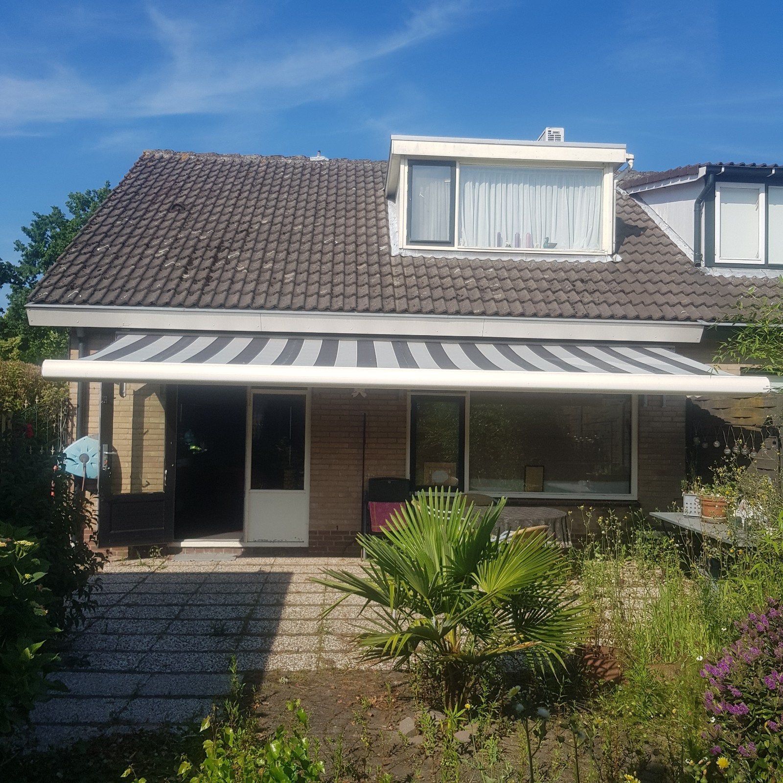 Gebruikt elektrische knikarmscherm met beschadigd doek, Tuin en Terras, Zonneschermen, Ophalen, Gebruikt, 450 cm of meer, Elektrisch