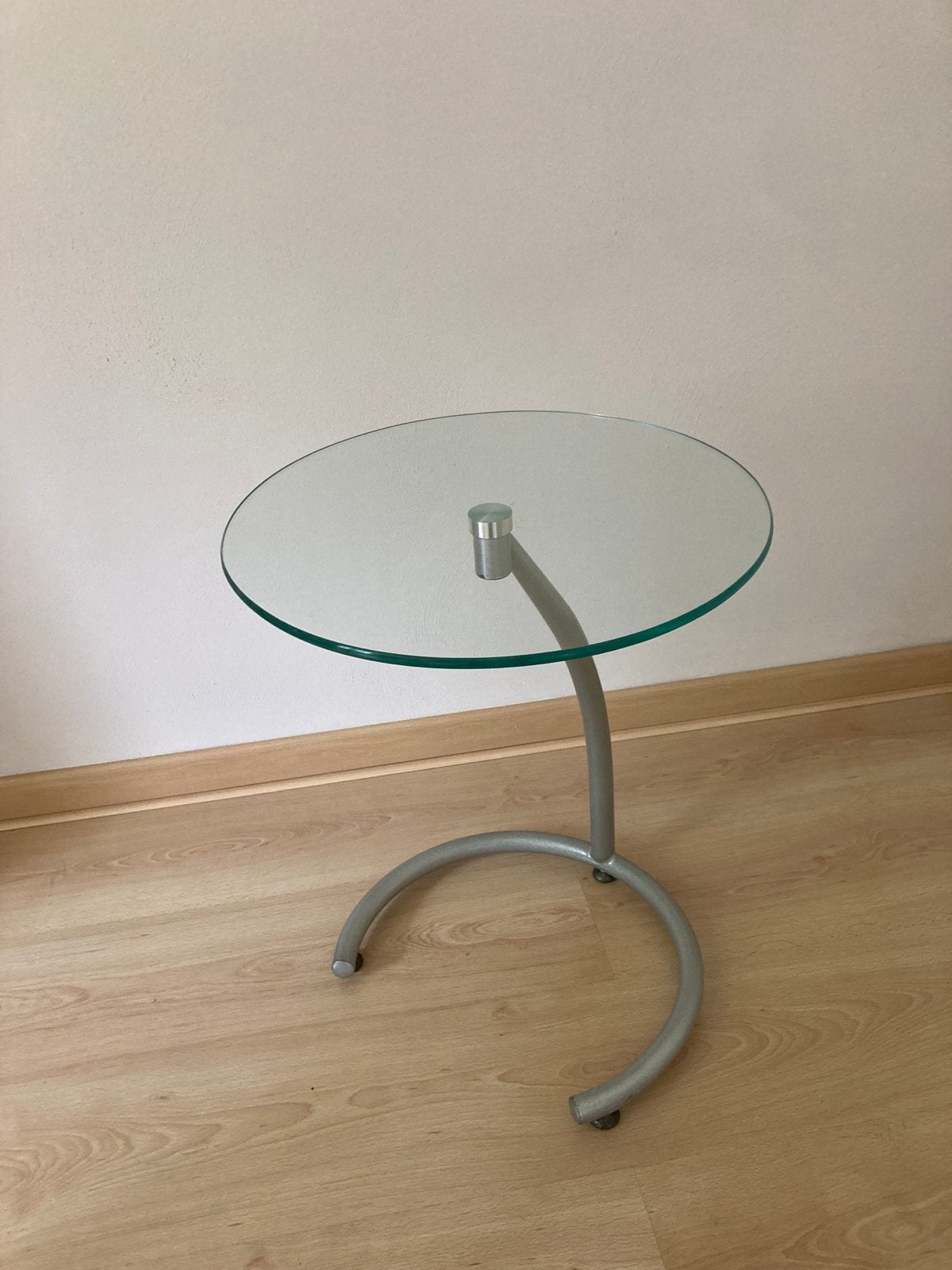 Glazen retro vintage bijzettafel met metalen onderstel, Huis en Inrichting, Woonaccessoires | Krantenbakken en Lectuurbakken, Ophalen