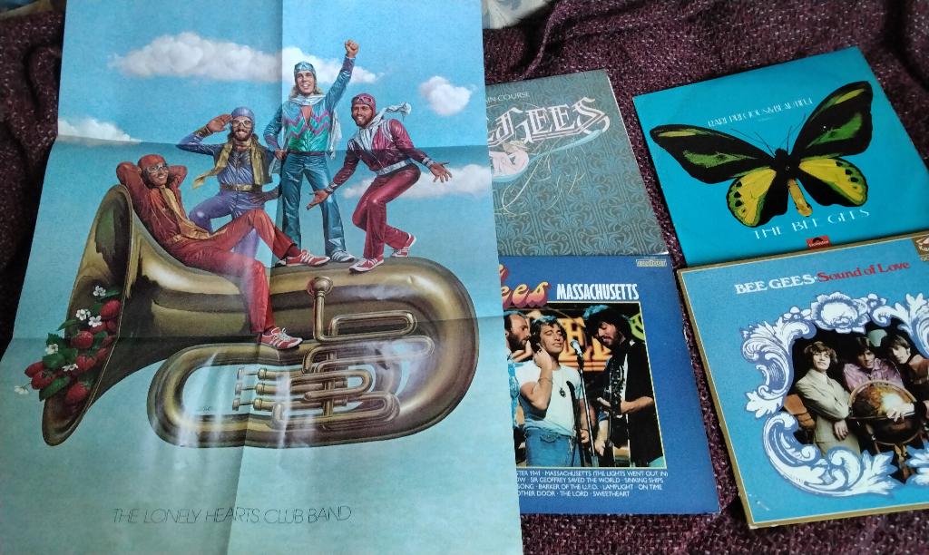 Lp's THE BEE GEES + Sgt. Pepper's Lonely Hearts Club Poster, Ophalen, Gebruikt, 12 inch