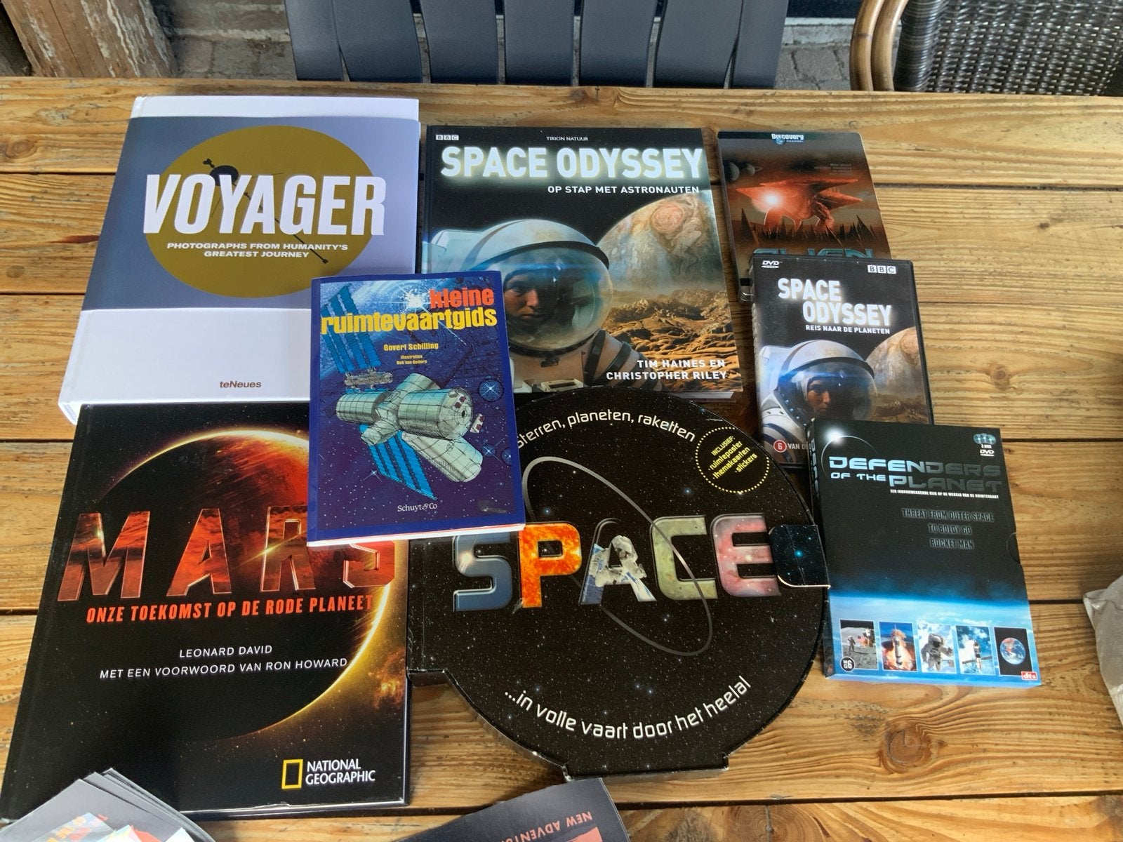 Grote collectie ruimtevaart boeken en dvd's, Ophalen, Zo goed als nieuw, Natuurwetenschap