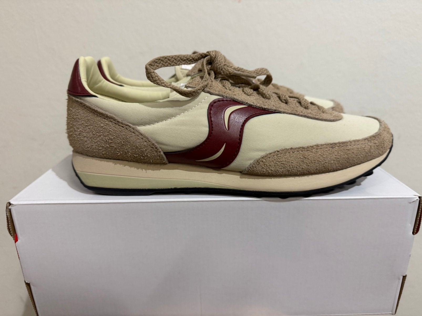 Te koop nieuwe Saucony Trainer 80 Beige Burgundy, Postlaan 3, Nieuw, Ophalen of Verzenden, Saucony