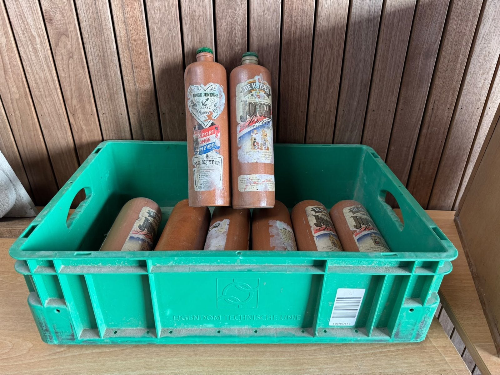 Oude jenever flessen in krat - De Kuyper, Ophalen