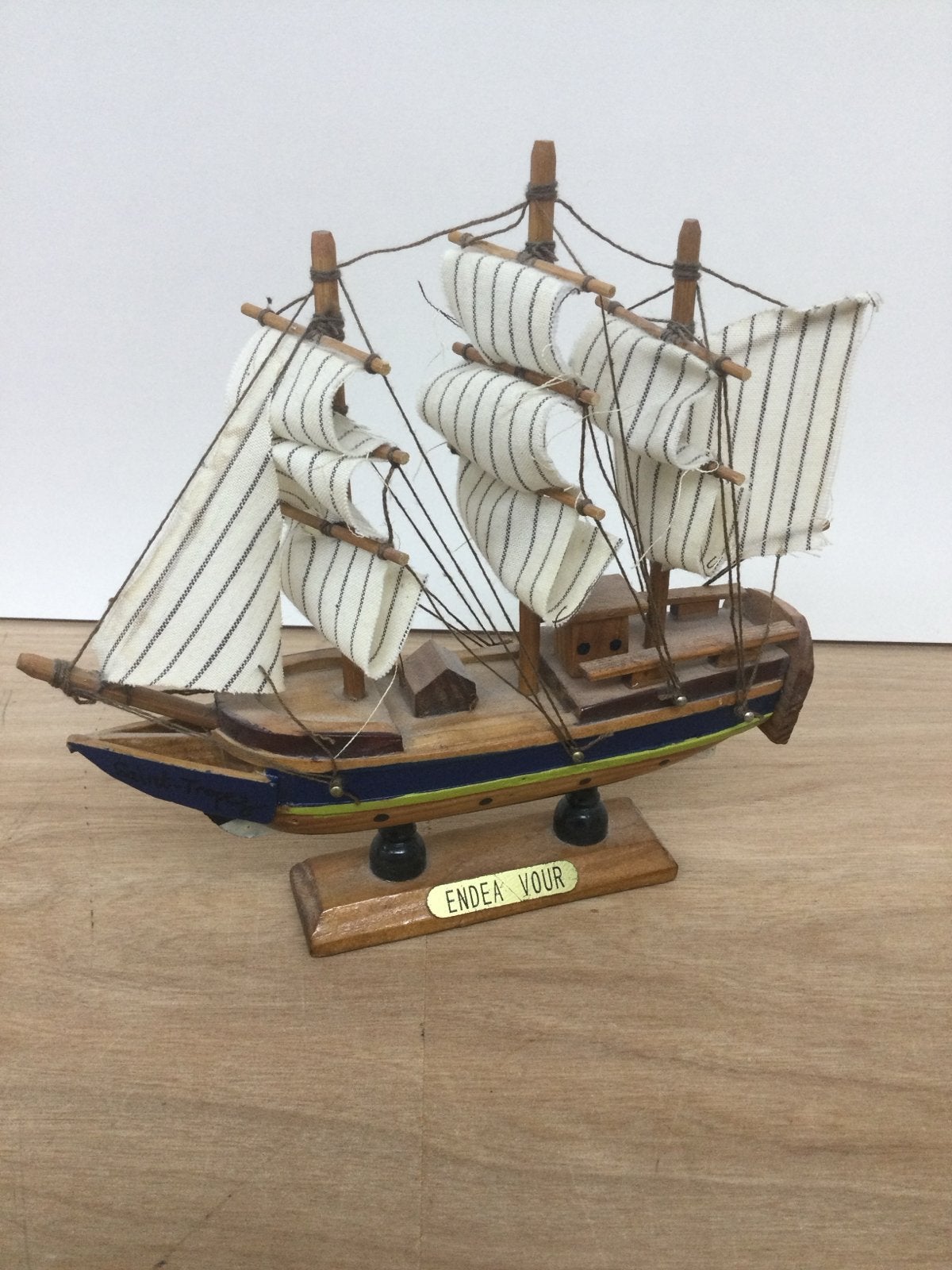 Houten modelboot 'Endeavour' - Decoratief scheepsmodel, Ophalen of Verzenden, Gebruikt, Overige merken