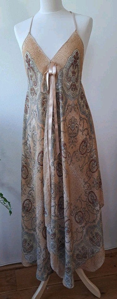 Luchtige zomerse jurk met satijnen lint, één maat.., Kleding | Dames, Ophalen of Verzenden, Zo goed als nieuw, Beige, Onder de knie