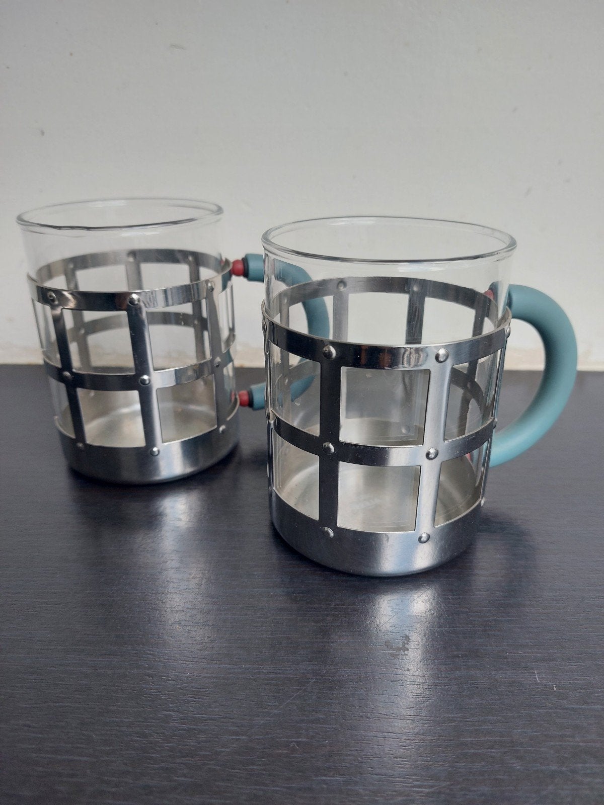 Alessi Glazen met Metalen Houder en Blauwe Handvatten, Ophalen of Verzenden, Zo goed als nieuw, Alessi, Glas