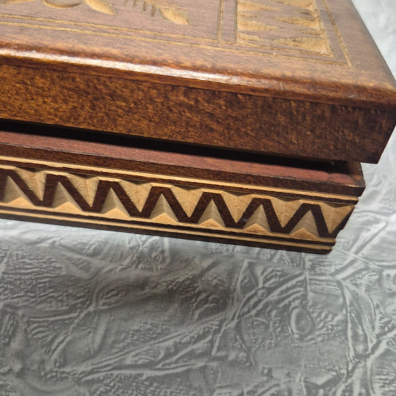 Houten doosje met houtsnijwerk - Belle-Vassel Hoensbroek, Ophalen of Verzenden