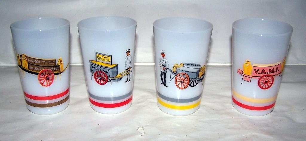 4 VAMI melkglazen van opaalglas. Met afbeeldingen melkwagens, Glas of Glazen, Nieuw, Ophalen of Verzenden, Glas