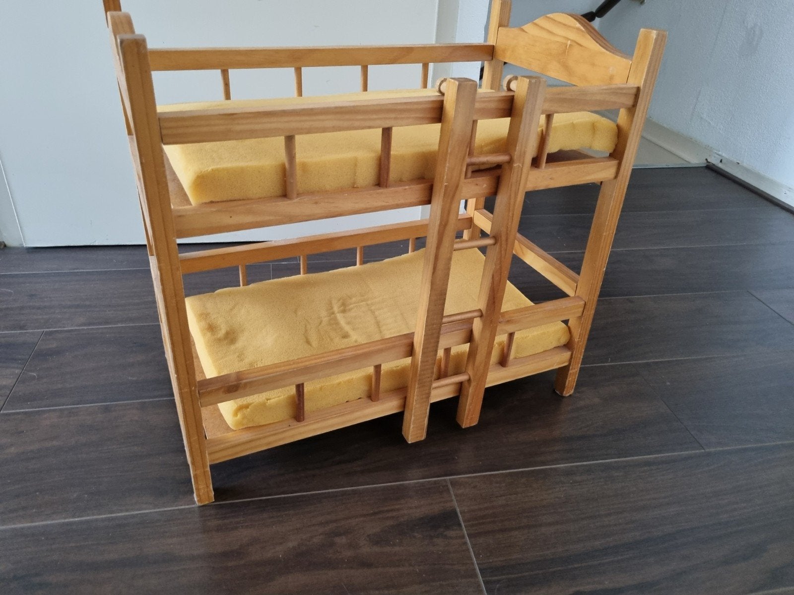 Houten poppenhuis stapelbed met matrassen, Ophalen, Gebruikt