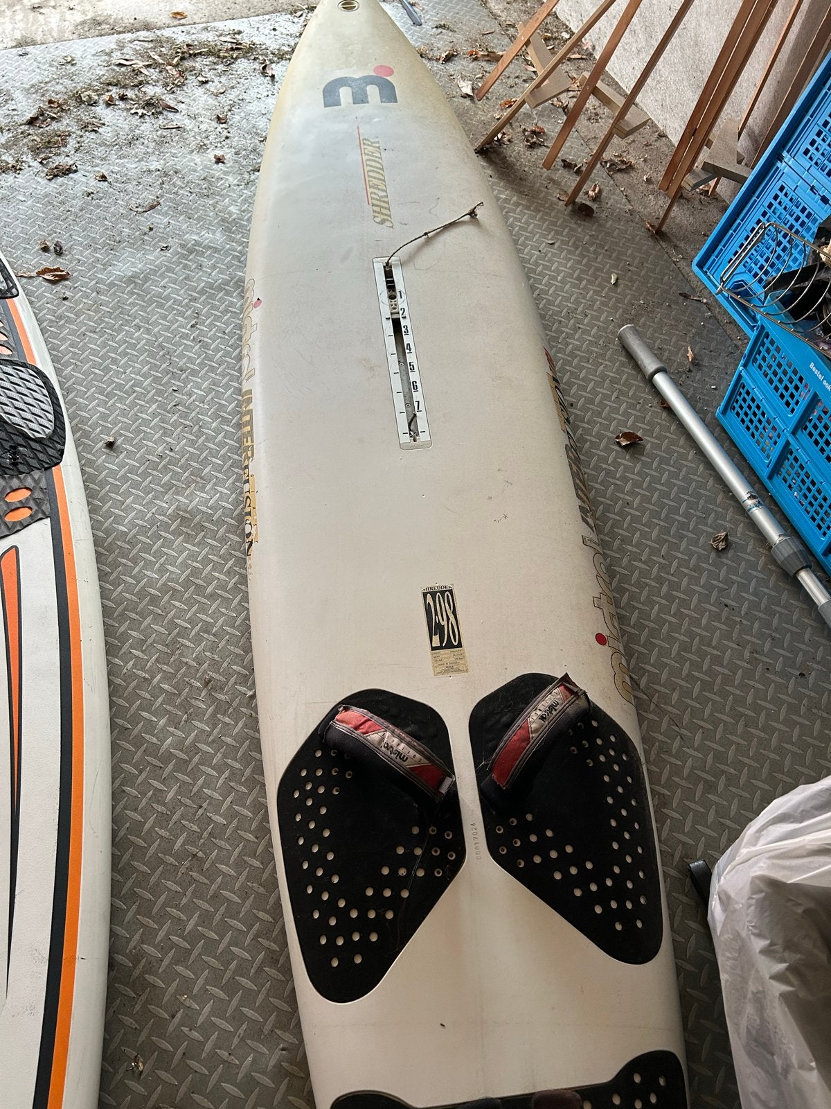Oude Mistral Shredder 298 surfplank - Gebruikt, zonder vin, Ophalen, Met voetbanden, Gebruikt, Plank