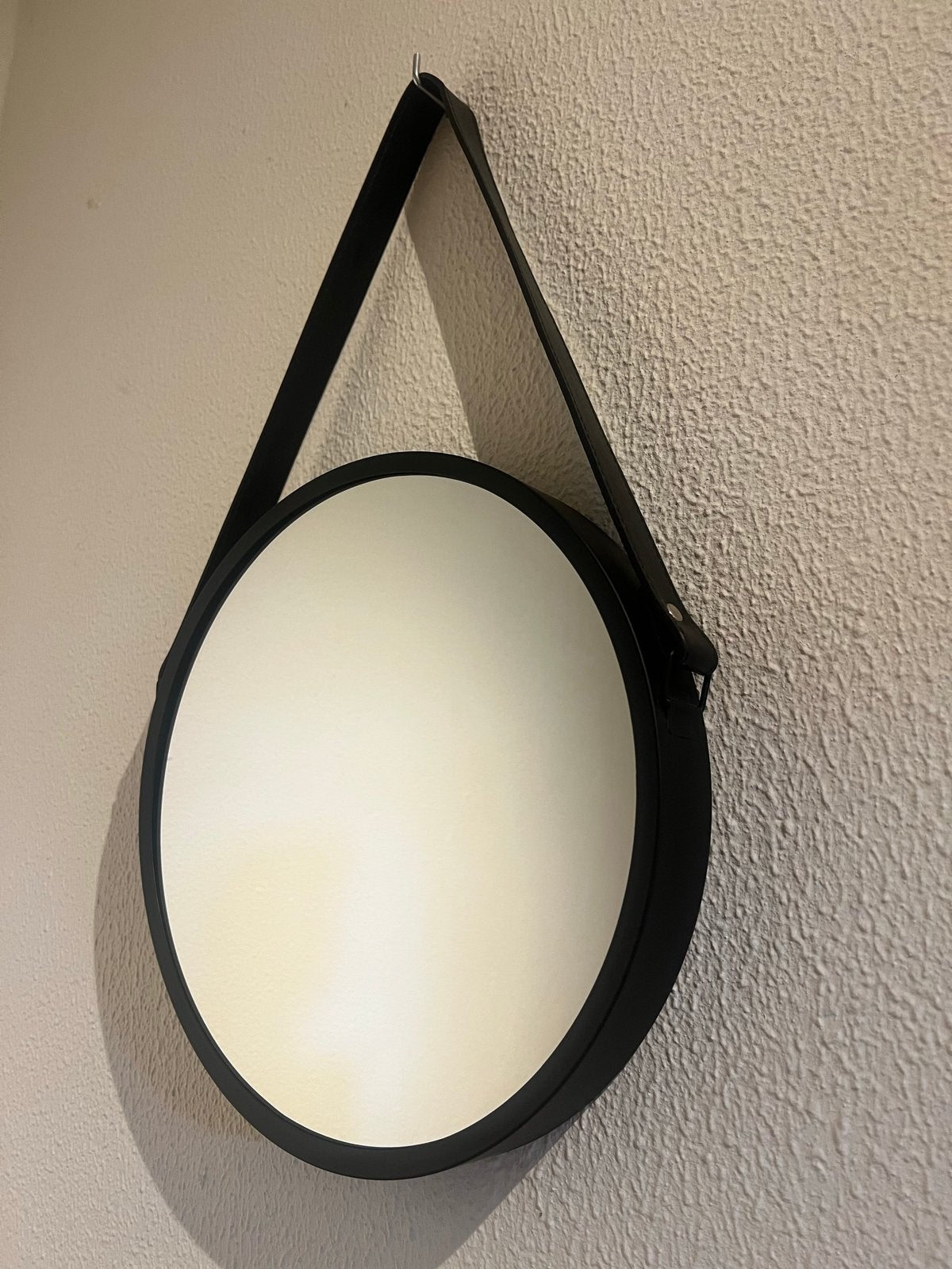 Ronde spiegel met nep leren band - Zwart, Huis en Inrichting, Woonaccessoires | Spiegels, Minder dan 50 cm, Rond, Nieuw, Ophalen of Verzenden