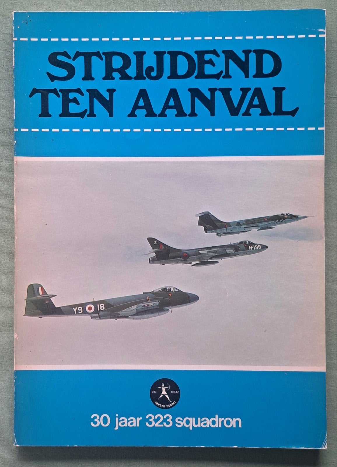 Strijdend ten aanval - 30 jaar 323 squadron - jubileum boek, Brouwer & Kleef & van der Galiën, Niet van toepassing, Ophalen of Verzenden