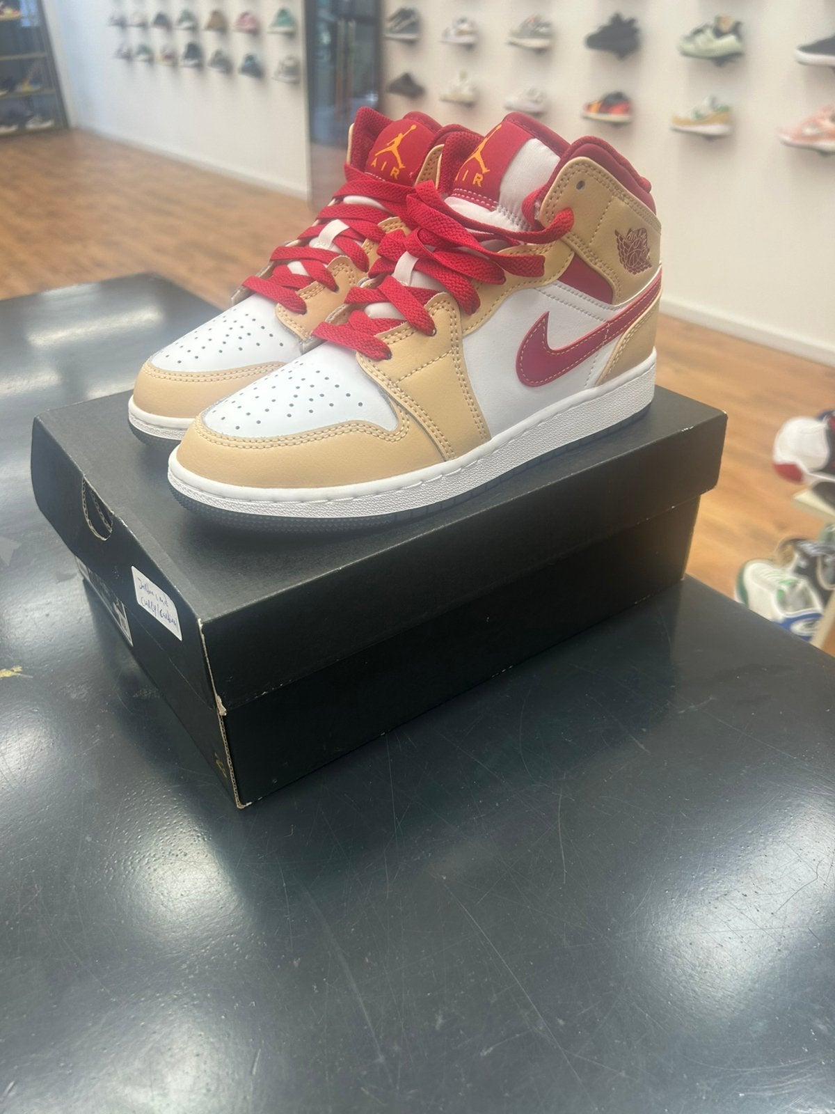 Air Jordan 1 Mid GS White Onyx / Light Curry – Maat 36 – €75, Overige kleuren, Nieuw, Ophalen of Verzenden, A