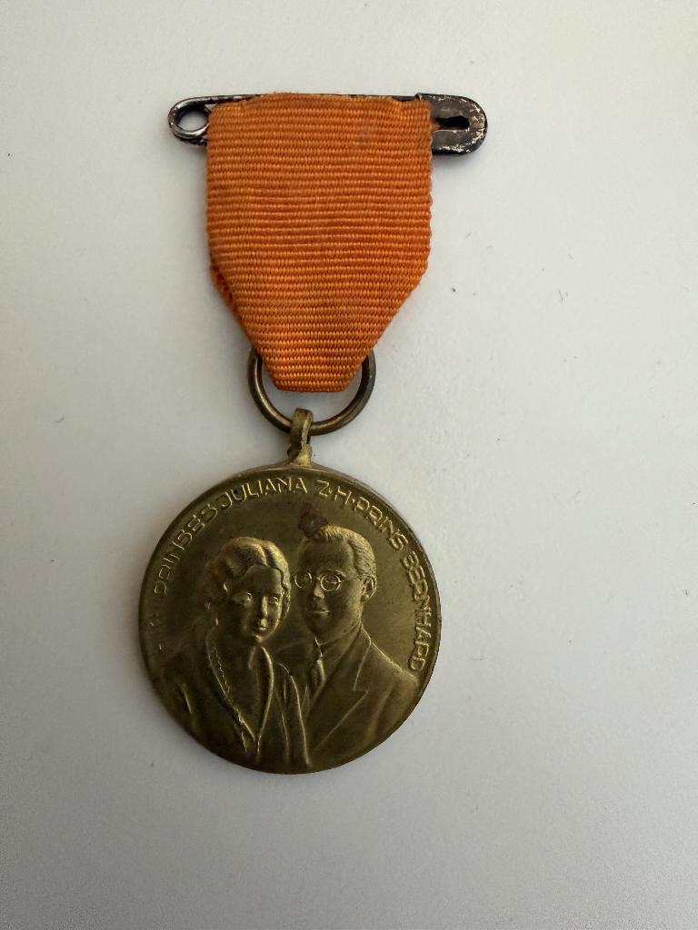 Draagpenning Prinses Juliana en prins Bernard 1936, Ophalen of Verzenden, Gebruikt, Nederland, Overige typen