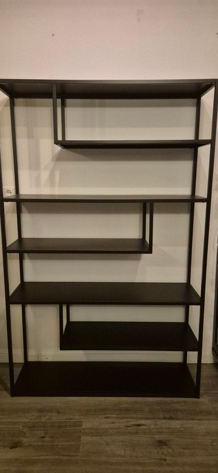 Zwart metalen open kast met speelse indeling, Ophalen, Met plank(en), Gebruikt, 100 tot 150 cm