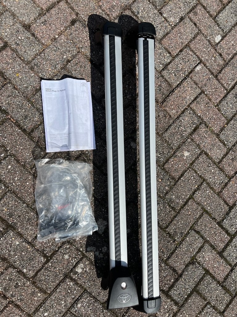 Originele dakdragers en rubber automatten voor Toyota RAV 4, Auto diversen, Ophalen, Zo goed als nieuw