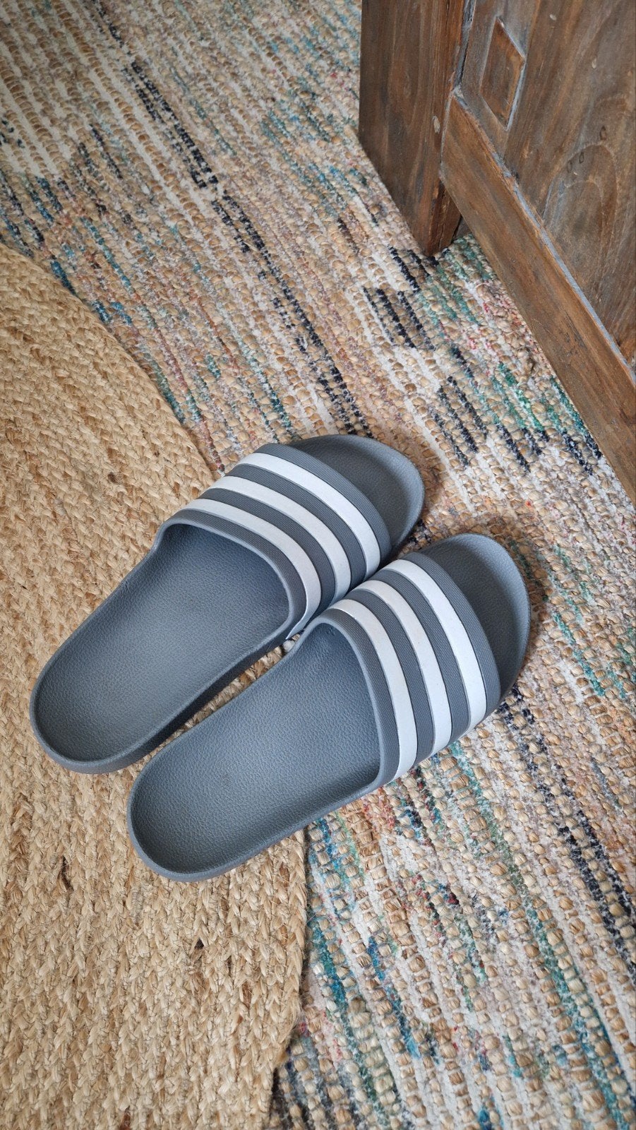 Heren badslippers maat 41/42 - Grijs met witte strepen, Ophalen of Verzenden, Gedragen, Overige kleuren, Slippers