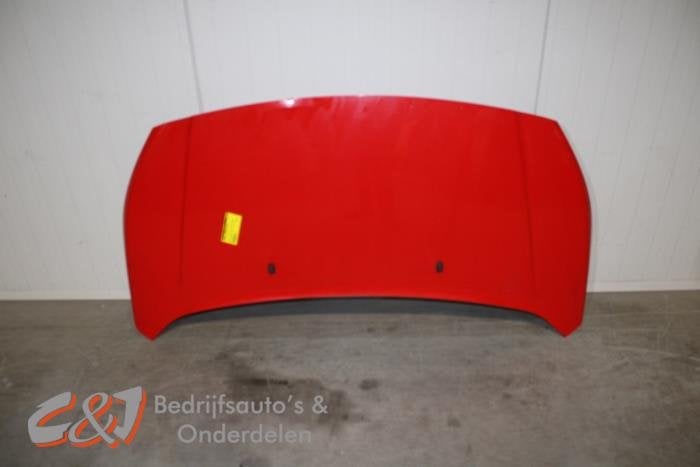 Motorkap van een Ford Transit Connect (RACE RED)