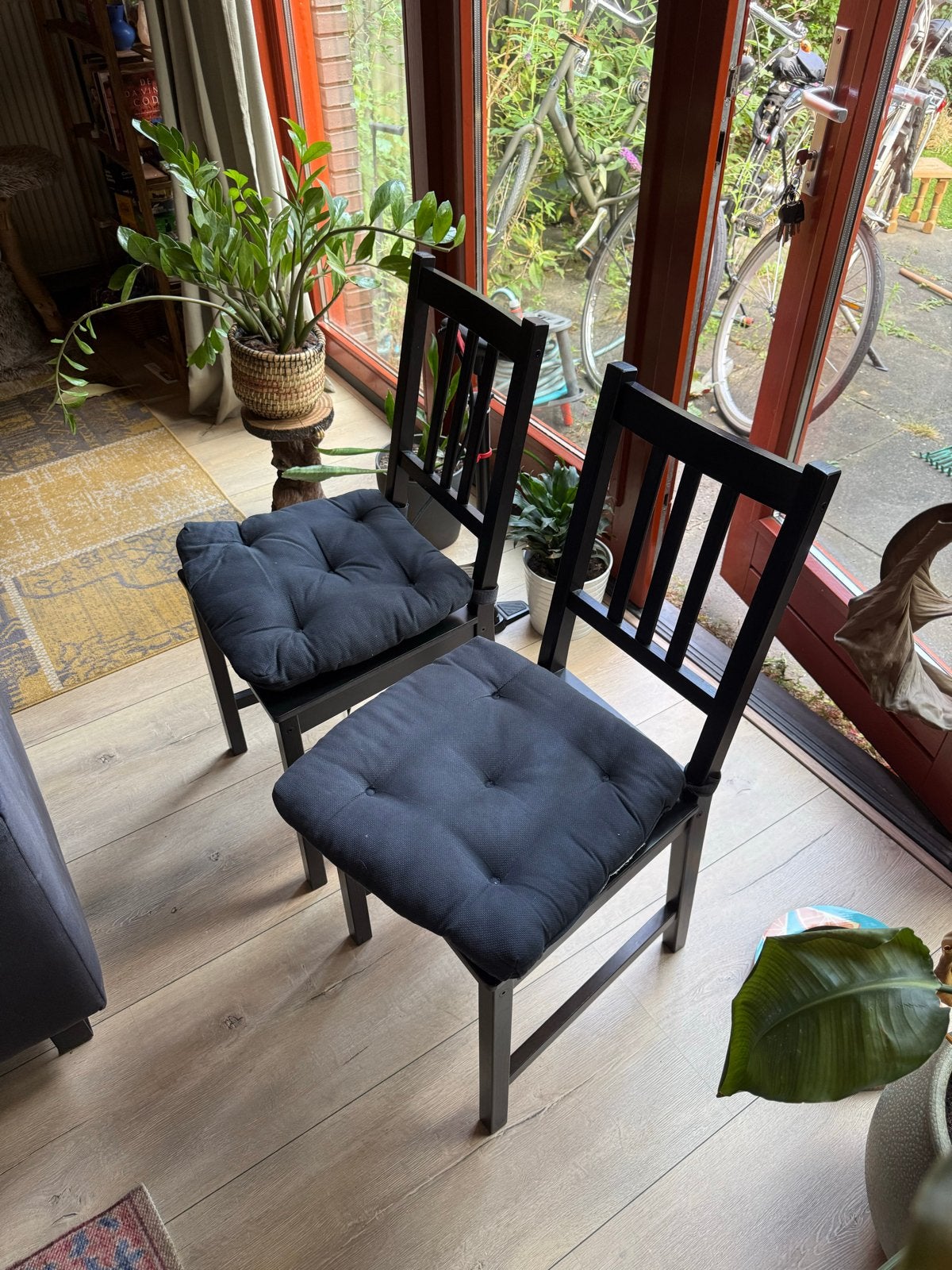 Twee zwarte stoelen met kussens, Huis en Inrichting, Stoelen, Ophalen, Gebruikt, Twee, Zwart